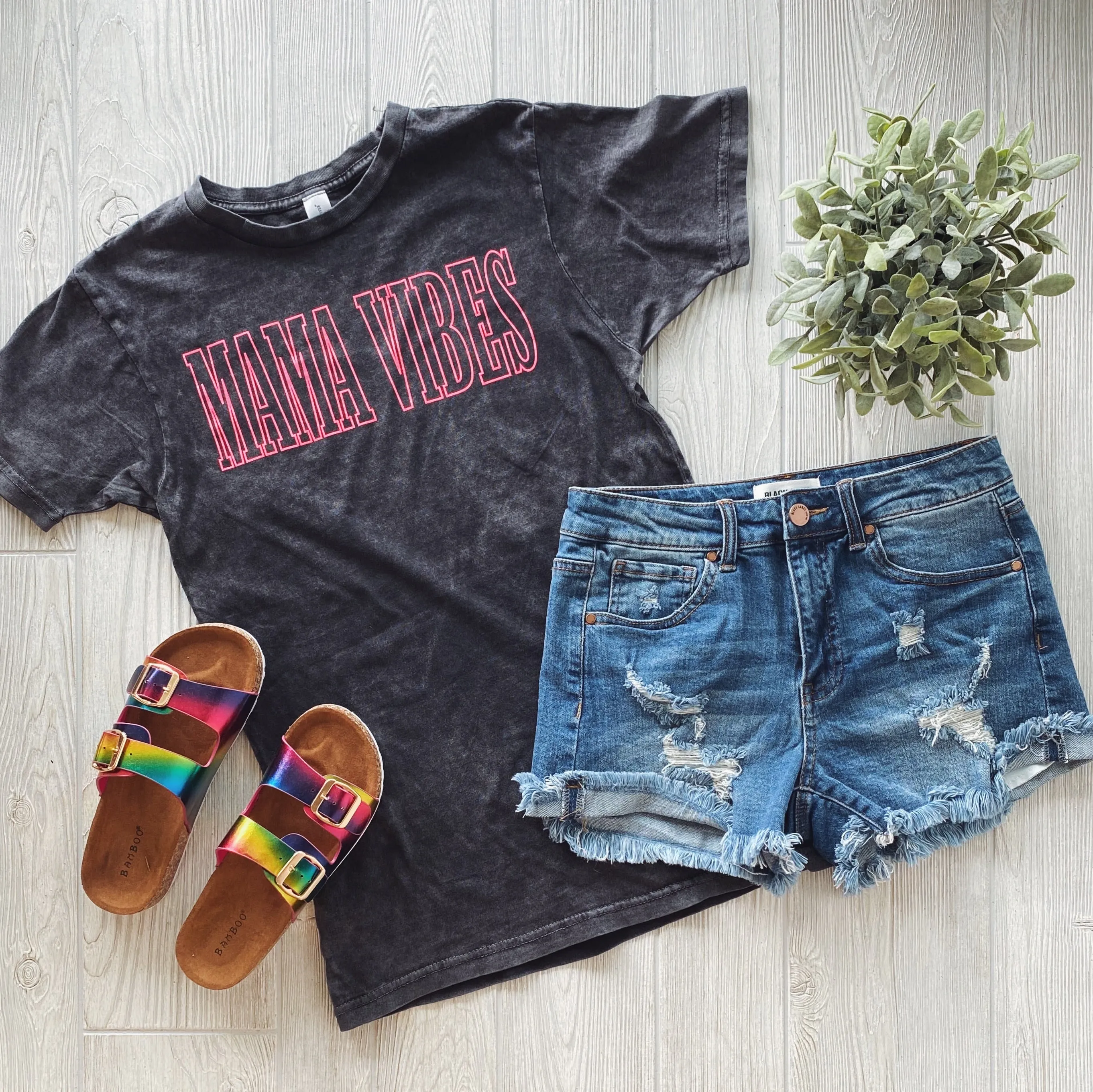 MAMA VIBES • Rocker Tee