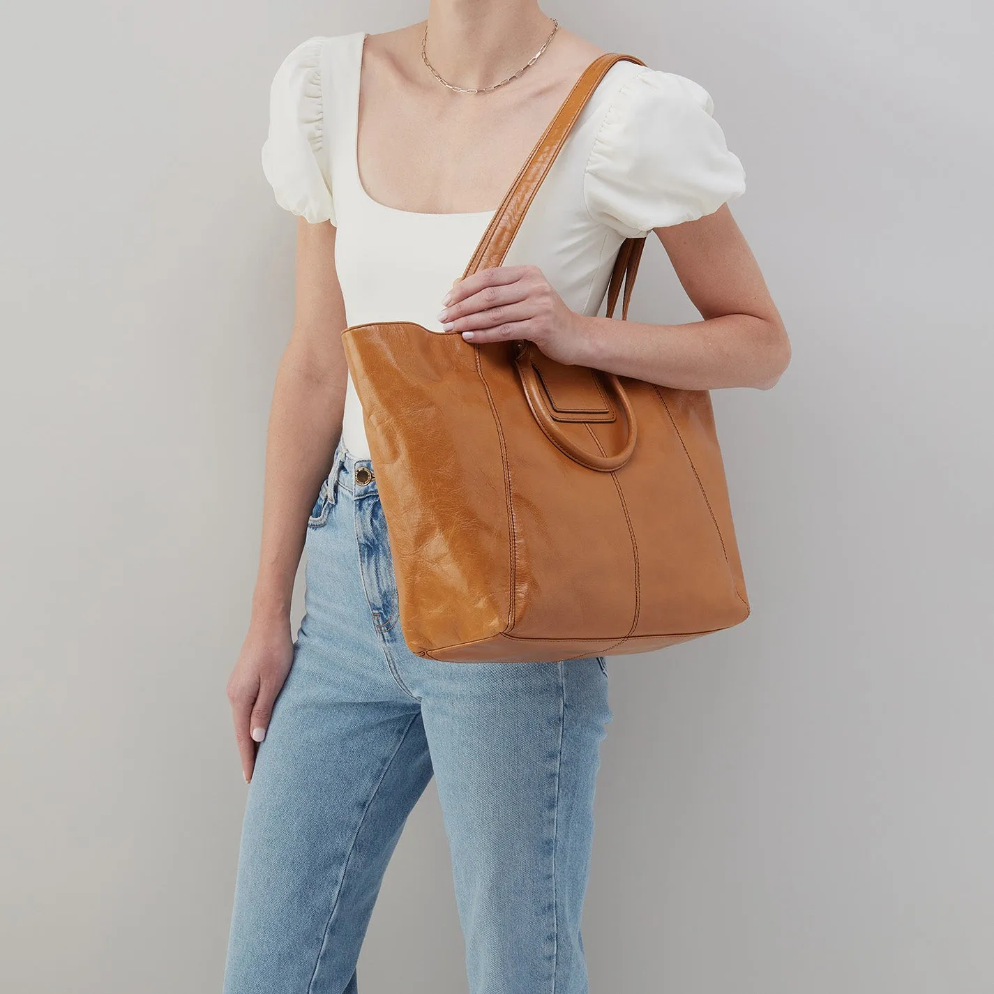 Sheila East-West Tote In Polished Leather - Natural